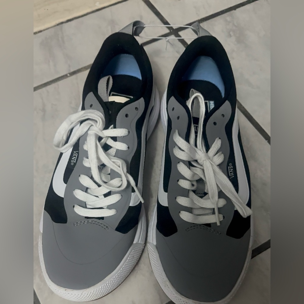 Vans Low-Top Sneakers in Black, Gray & White
